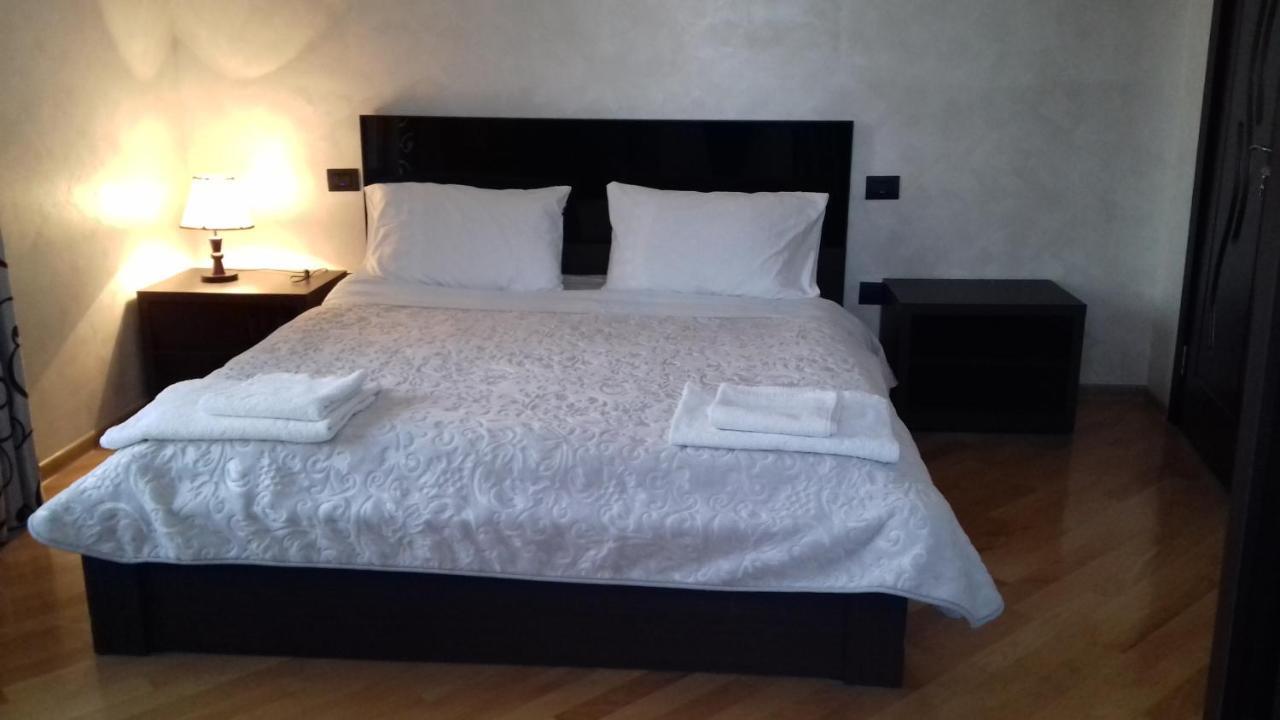קוטאיסי Makos Guest House חדר תמונה